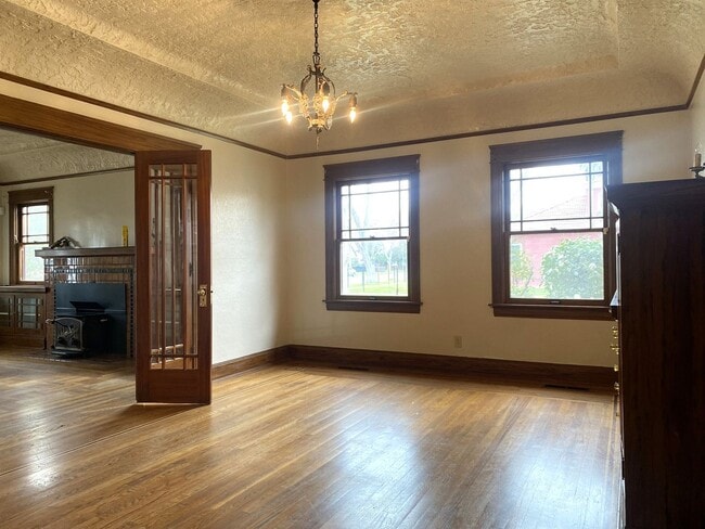Building Photo - Available Now! Charming 3-bdrm./1.5-bath, ...