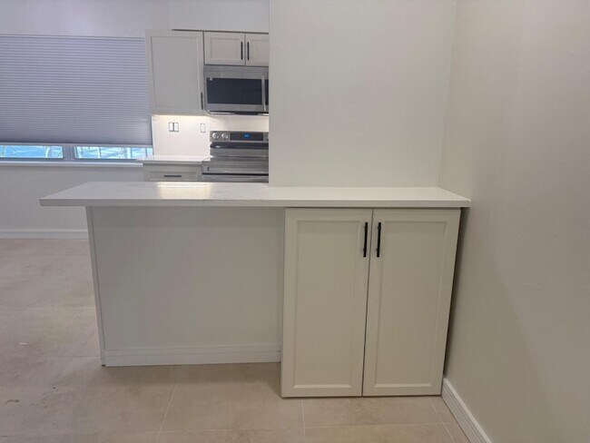 Building Photo - 2725 Middle River Dr