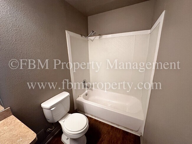 Building Photo - 1510 Drexel Drive - Charming 3 Bedroom, 2 Bathroom Brick Duplex in Waxahachie, TX!