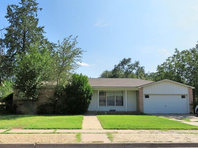Primary Photo - Lovely House Located Minutes From Elementa...