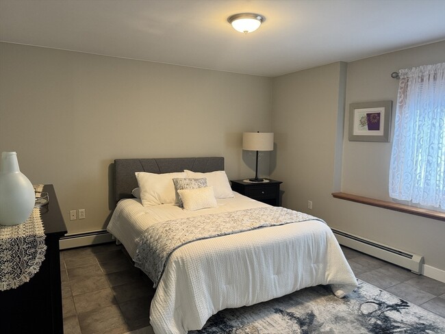 Building Photo - 6 St Anthonys Ln