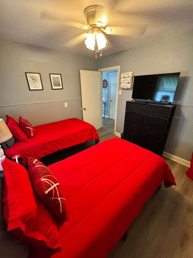 Building Photo - 3 Bed 3 Bath House near VCU and Byrd Park!