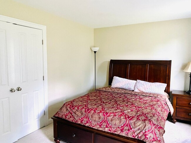 Building Photo - Spacious Four-Bedroom House in the Heart o...