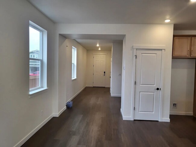 Building Photo - Beautiful, Almost Brand-New Single-Family Home for Rent