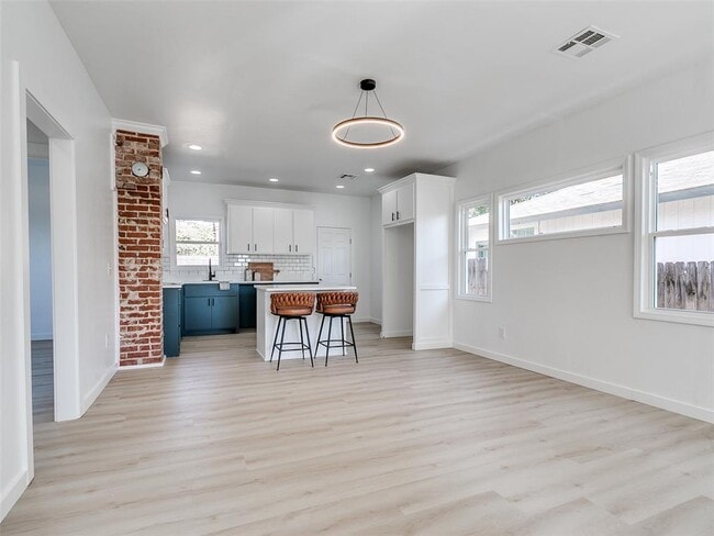 Building Photo - 1215 NW 8th St