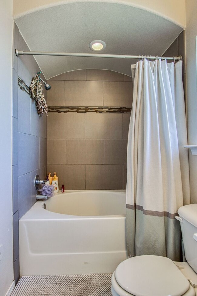 Building Photo - Beautiful Modern & Contemporary House 3 beds-2 baths in 79932