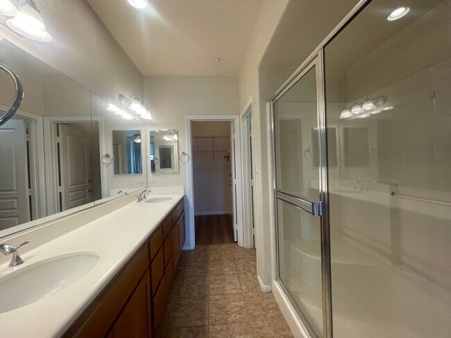 Building Photo - Tri-level 3 bedroom 3.5 bathroom townhouse...