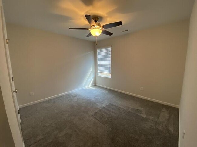 Building Photo - 107 Daymark Dr