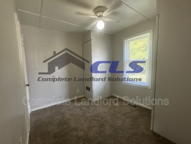 Building Photo - 916 Kussner St