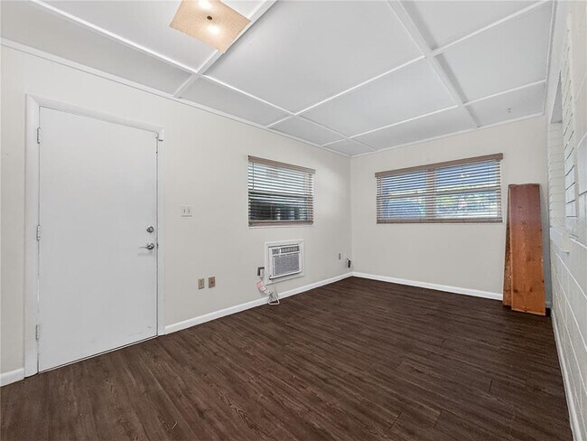 Building Photo - 2304 Country Club Rd