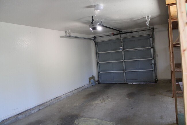 Building Photo - Three Bedroom, One Bathroom Single Family Home in Isleton.