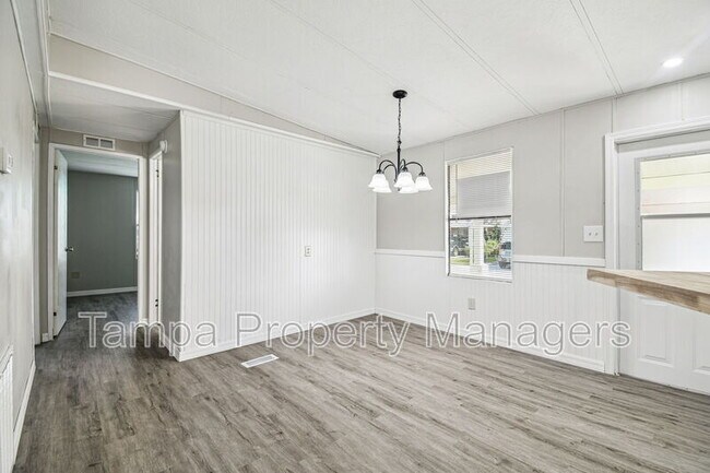 Building Photo - 201 Country Ln