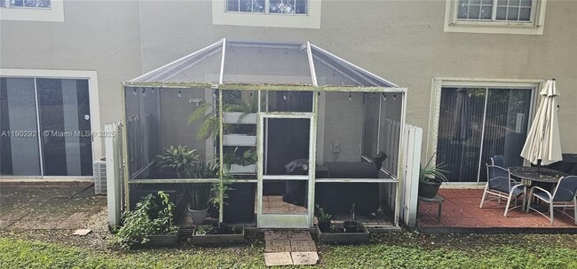 Building Photo - 1002 Sevilla Cir