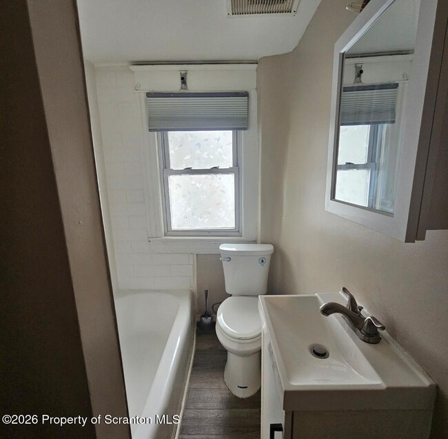 Building Photo - 609 S Valley Ave