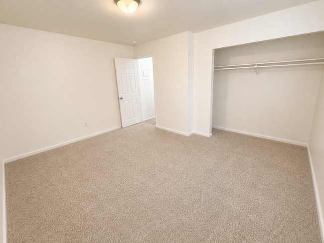 Building Photo - 2517 S Lakecrest Dr