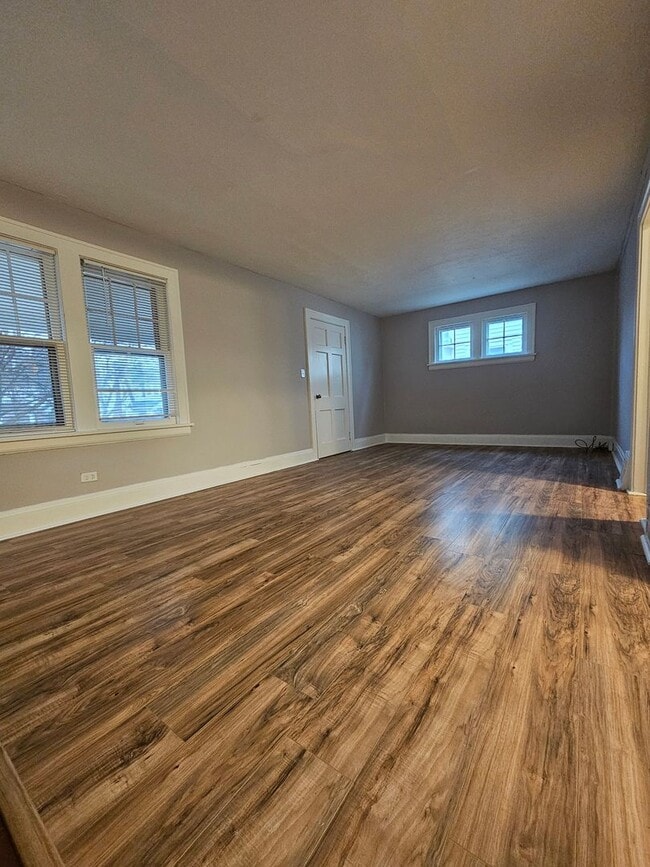 Building Photo - 3 Bed - 1 Full Bath Colonial available for...
