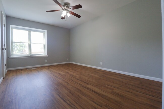 Building Photo - 4 Bedroom Home Available For Immediate Mov...