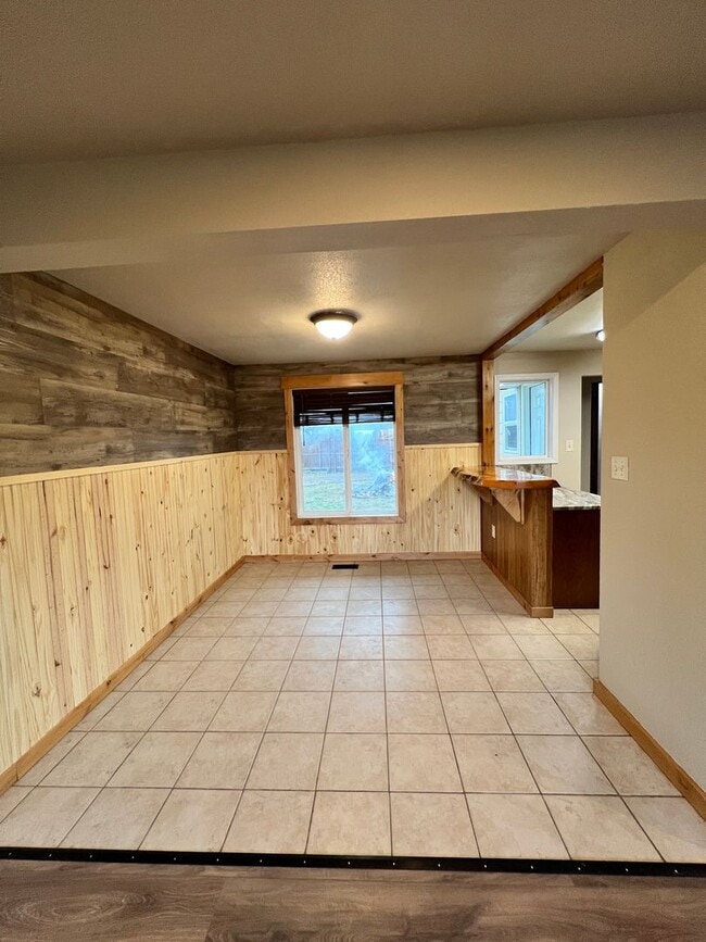 Building Photo - Country Living Close to Town!