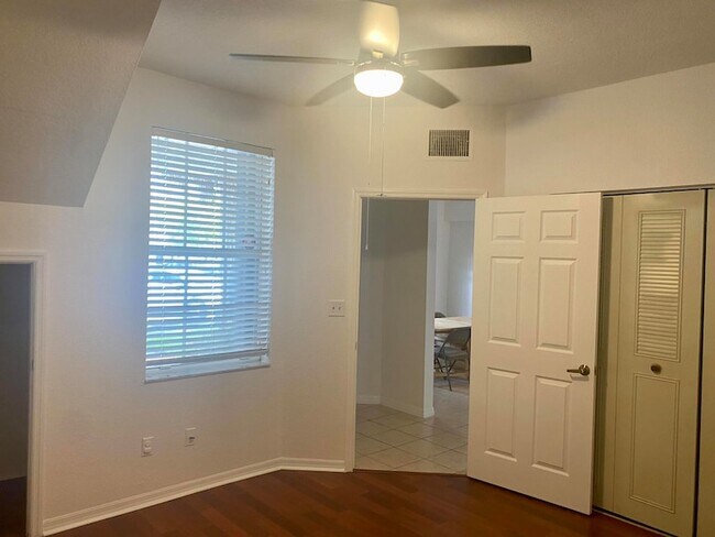 Building Photo - 725 SW 148th Ave