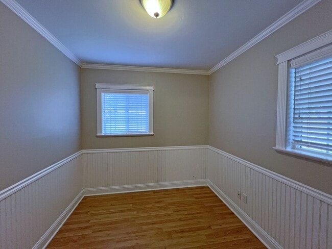 Building Photo - Charming and updated 2 bedroom, 1 bath bun...