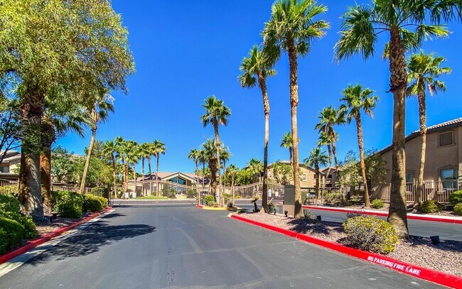 Building Photo - 3 Bedroom 1 3/4 bath condo ready for move in located in wonderful Mountains Edge .