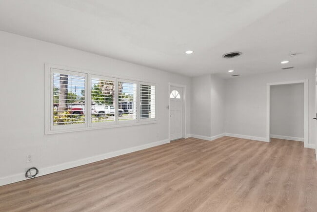 Building Photo - NEWLY RENOVATED Home For Rent in St Pete!