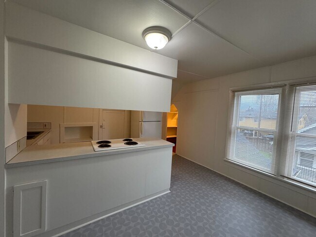 Building Photo - 2 Bedroom in Triplex Near Downtown and Campus