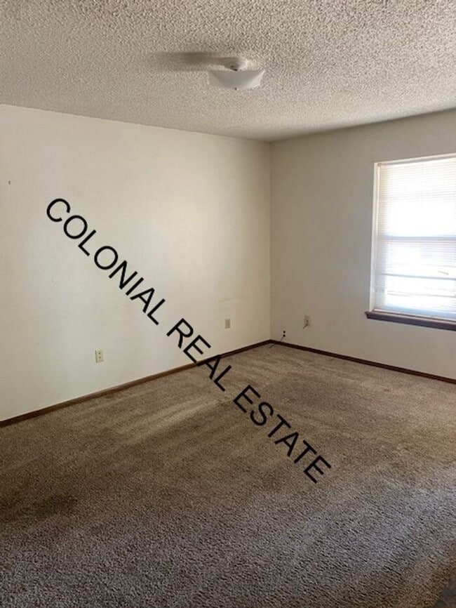 Building Photo - 2 Bedroom 1 Bathroom apartment, private washer/dryer hookups, central heat and air