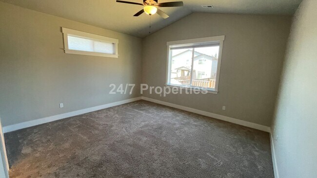 Building Photo - Modern 3 BD | 2 BA Home w/ Bonus Room - Es...