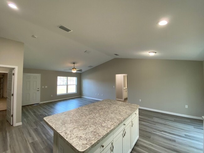 Building Photo - Custom Home - Desirable SE Ocala Neighborhood 3/2/2 **Won't Last**