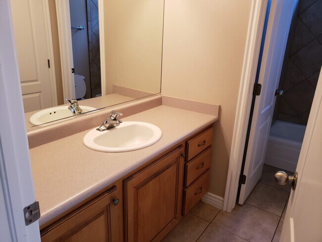 Building Photo - Beautiful 4 bed 2 bath home with 3 car gar...