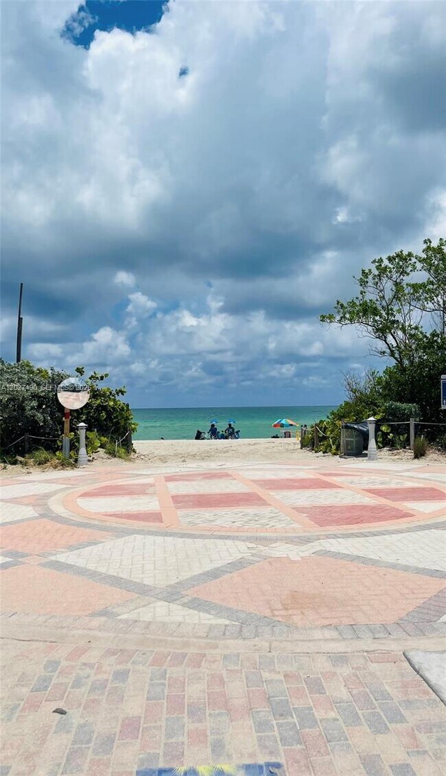 Building Photo - 7832 Collins Ave