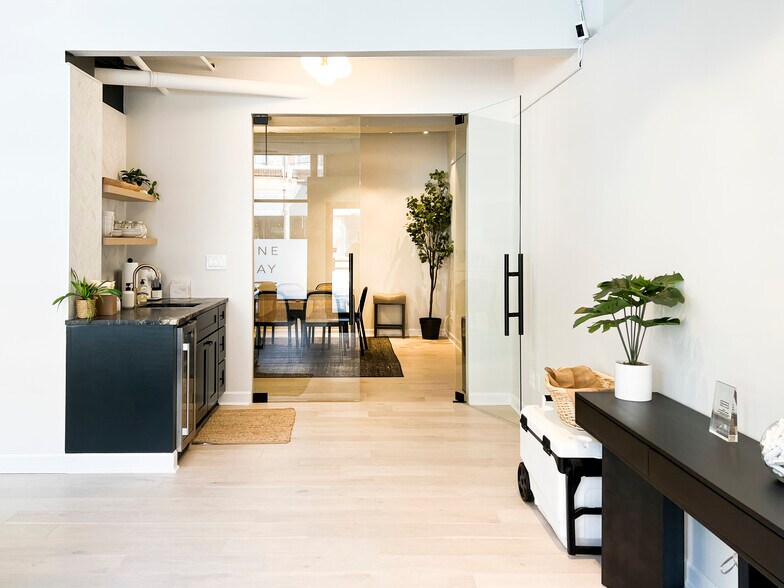 Building Photo - 1113 W Armitage Ave