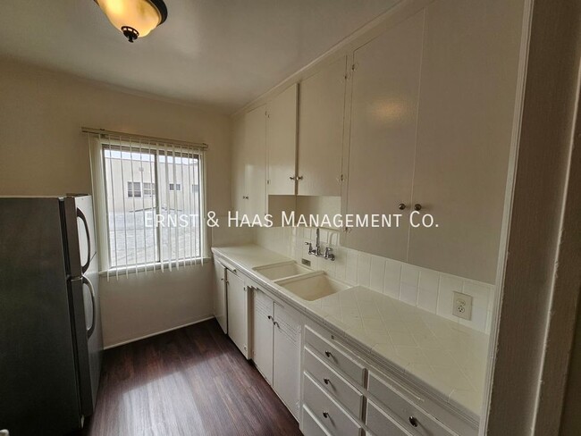 Building Photo - Wonderful 1 Bedroom Apartment Just a Block...