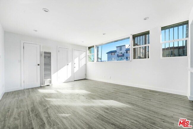 Building Photo - 317 S Kenmore Ave