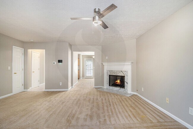 Building Photo - Spacious 3BR/2.5BA End-Unit Townhome!