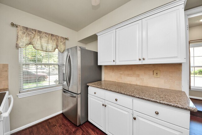 Building Photo - 6334 Chevy Chase Dr