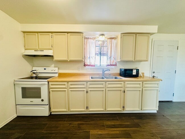 Building Photo - 2 Bedroom Renovate House! Large Yard and C...