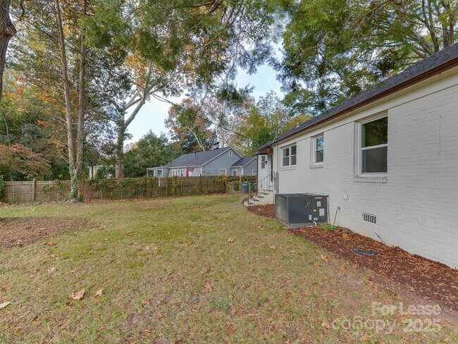 Building Photo - 2721 Mayflower Rd