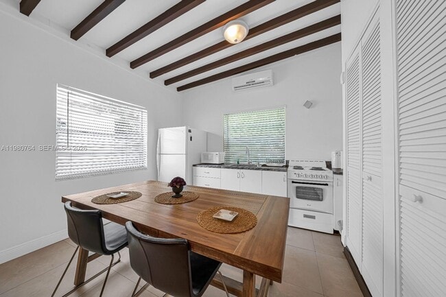 Building Photo - 1044 SW 13th Ct