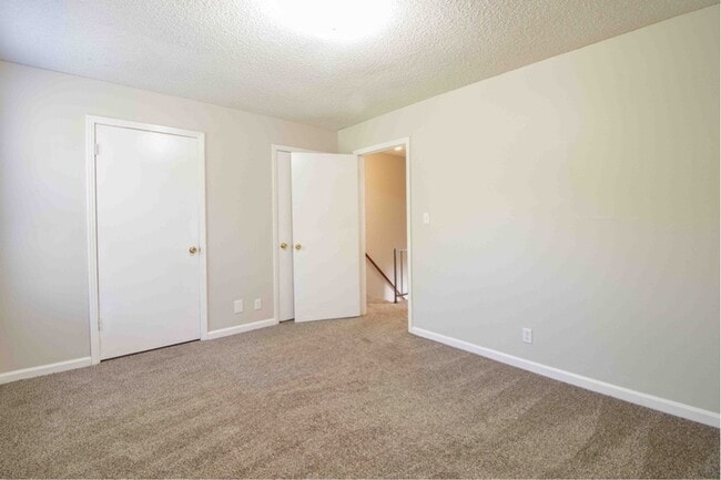 Building Photo - 820 Golf View Pl