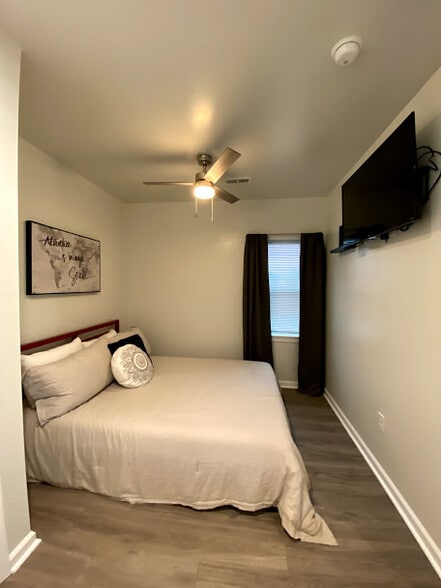 Bedroom w/ closet - 412 E Nunnally St