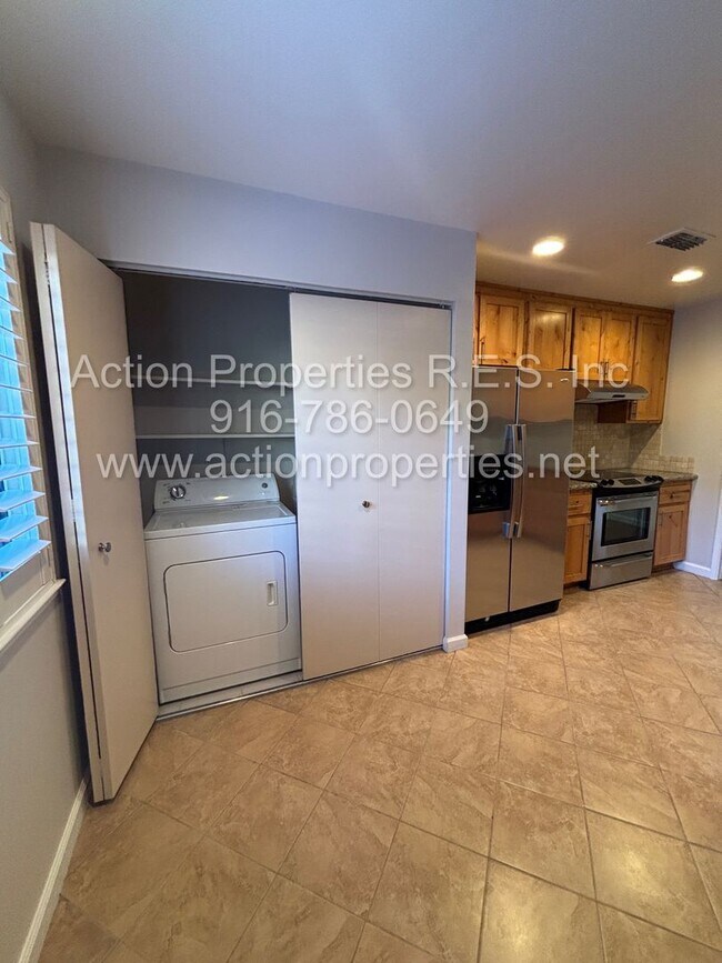 Building Photo - 5110 Village Oaks Dr