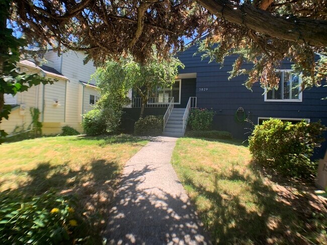 Primary Photo - 3829 NE 95th St