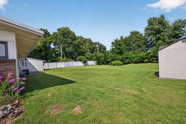 Building Photo - 2205 Country Club Dr