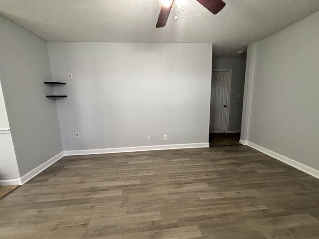 Building Photo - Half off rent September