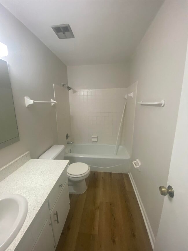 Building Photo - 2220 Claremont Ln