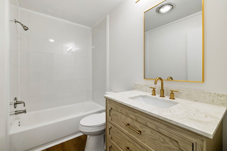 Building Photo - 215 Oakview Dr