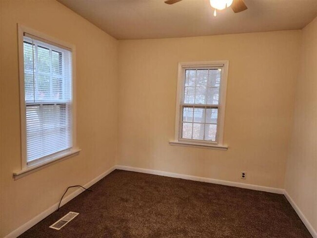 Building Photo - 2 Bedroom Home with Large Kitchen. Pet Friendly!!!