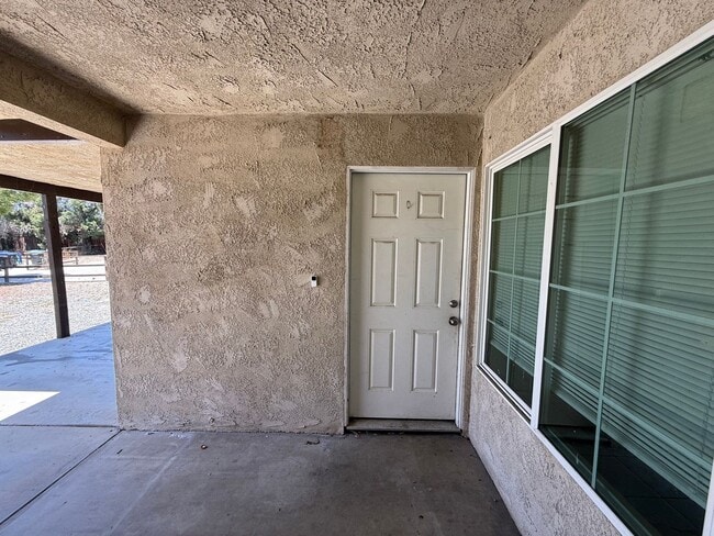 Building Photo - 2 Bedroom 2 Bath in Hemet!